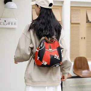 Mini sac à dos femme en tissu oxford chic avec motif géométrique rouge et noir