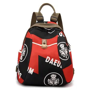 Sac à dos en nylon étanche avec motif géométrique rouge et noir et logo sur fond blanc