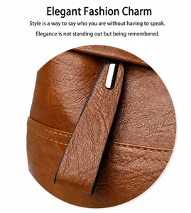 Nahaufnahme der braunen Ledertasche mit Litschi-Muster, feinen Nähten und Silberbeschlag
