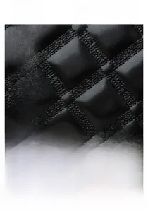 Détail du cuir noir matelassé et fermoir rotatif doré de qualité sur sac à main carré