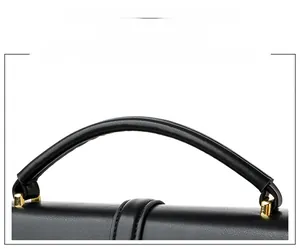 Détail de la poignée ronde épaisse et texture grainée sur ce sac à main noir