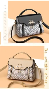 Vue détaillée de sacs à main élégants avec breloques cygne, perles et motifs à vagues