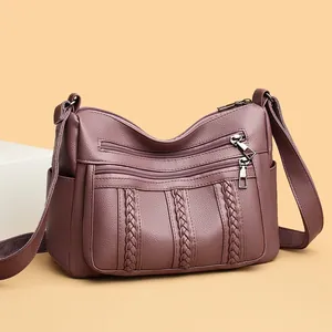 Bolso bandolera de cuero sintético púrpura con cremalleras de varias capas y textura suave