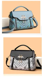 Détail de sacs à main tendance avec boucle cygne en métal, perle et texture à vagues