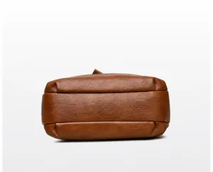Detailaufnahme der braunen Ledertasche Unterseite mit feiner Textur und Nahtverarbeitung