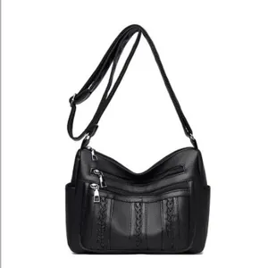 Bolso bandolera de cuero granulado negro con tres bolsillos con cremallera y asa ajustable
