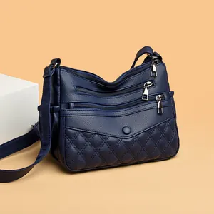 Sac bandoulière bleu marine en similicuir matelassé avec plusieurs fermetures éclair