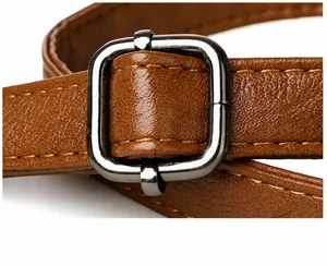 Detail eines braunen Lederriemens mit Litchi-Textur und silberner Metall-Verstellschnalle