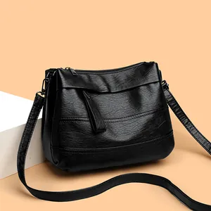Minimalistische schwarze Umhängetasche aus Leder mit modischem Falten-Design