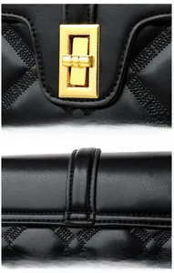 Détail du fermoir doré rotatif et des coutures matelassées sur le sac en cuir noir