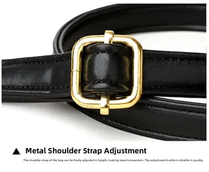Détail de la bandoulière en cuir noir avec boucle de réglage carrée en métal doré