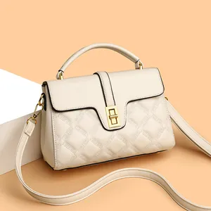 Sac à bandoulière matelassé blanc crème avec fermoir doré et poignée élégante pour femme