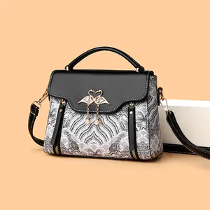 Sac à main noir élégant avec fermoir cygne en métal et détails de perles chic