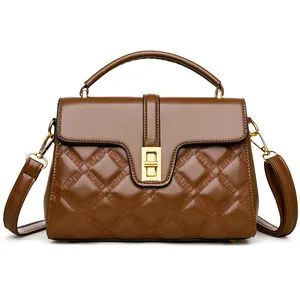 Sac à main classique en cuir marron caramel avec surpiqûres losanges et fermoir carré doré