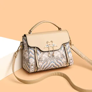 Sac à main élégant brodé avec boucle cygne doré et motif de paysage artistique