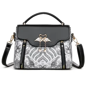 Sac à main élégant à motif de vagues avec boucle de cygne et perles noir et blanc