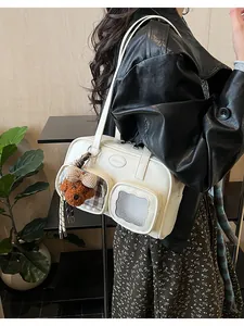 Détail du sac à bandoulière blanc cassé à poches multiples en cuir PU avec peluche