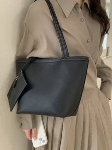 Große schwarze Tragetasche aus Leder mit Lychee-Muster, Kontrastnähten und kleinem Etui