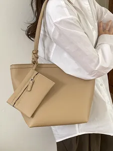 Minimalistische khakifarbene große Tragetasche mit Lychee-Struktur und passendem Etui
