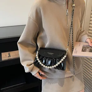Sac nuage plissé noir chic avec poignée en perles et bandoulière en métal pour femme