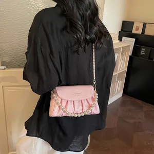 Sac nuage plissé rose pour femme avec chaîne en perles et finition métallisée de luxe