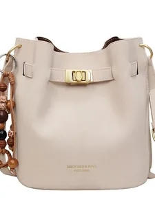 Minimalistische cremeweiße Beuteltasche mit goldenen Beschlägen und Perlenanhänger
