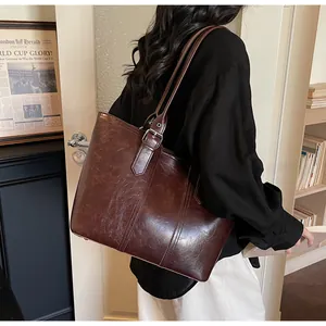 Gros plan détaillé du sac cabas marron foncé avec texture cuir ciré et boucle vintage