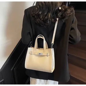 Petit sac porté épaule beige avec fermoir argenté tournant et texture cuir lisse élégante