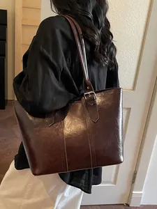 Grand sac cabas marron foncé en cuir ciré porté par un mannequin pour le quotidien