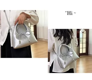 Dettaglio borsa a portafoglio argento con fiocco, perline metalliche e fodera a righe