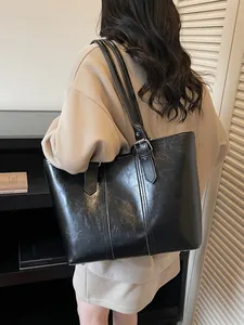 Sac cabas minimaliste en similicuir noir brillant avec bandoulières réglables pour femme