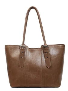 Grand sac cabas en similicuir marron caramel avec boucles argentées pour style chic