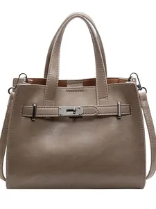 Sac à main beige en similicuir avec fermoir argenté et bandoulière amovible