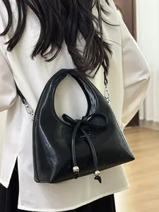 Borsa a mano minimalista in pelle lucida nera con tracolla e dettagli argentati