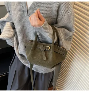 Détail du mini sac matelassé vert olive avec boucle de ceinture et bandoulière fine