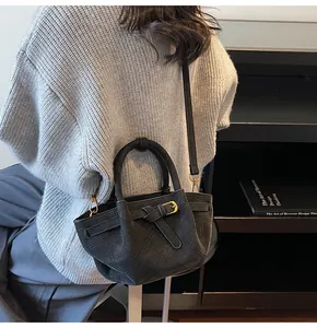 Détail du sac seau noir matelassé avec poignée ronde et bandoulière amovible