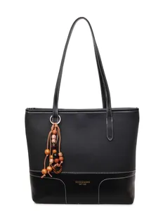 Grand sac cabas noir minimaliste avec fines bandoulières et breloque en perles