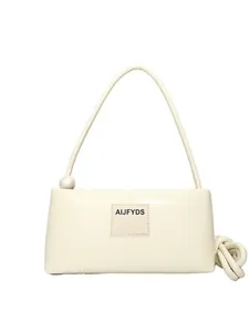 Sac baguette rectangulaire crème minimaliste en cuir lisse avec bandoulière élégante