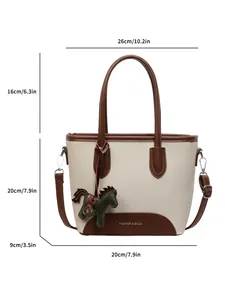 Bolso tipo cubo de lona con adornos de cuero marrón, colgante de caballo y medidas