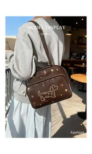 Détail du sac cabas marron en similicuir avec motifs de teckel doré et étoiles