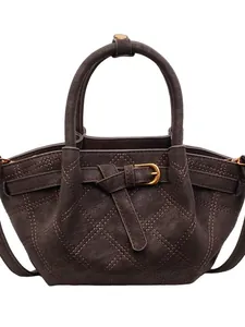 Sac seau matelassé marron foncé en cuir avec finitions bronze et bandoulière chic