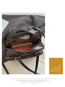 Vue intérieure du sac à main en cuir marron montrant la doublure et le grand espace