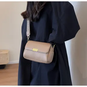 Détail du sac baguette kaki avec cuir grainé litchi et bandoulière jacquard large
