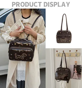 Détail du sac cabas en cuir marron avec broderie teckel et poches zippées multiples