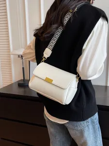 Sac baguette blanc en cuir grainé avec boucle dorée et bandoulière tissée large
