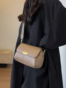 Sac baguette en cuir litchi marron avec boucle dorée et large bandoulière tissée géométrique