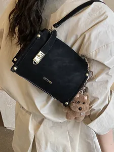 Sac bandoulière rétro noir mat avec fermoir doré et pendentif en peluche mignon