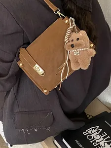 Sac bandoulière en daim marron avec fermoir doré et pendentif chiot en peluche chic