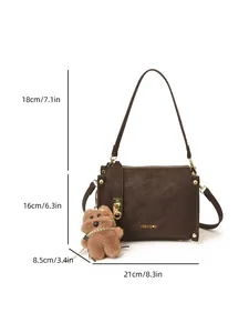 Petit sac carré en cuir brossé marron avec bandoulière et pendentif ours en peluche