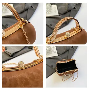 Détail des strass brillants sur la poignée en métal doré d'un sac à motif léopard